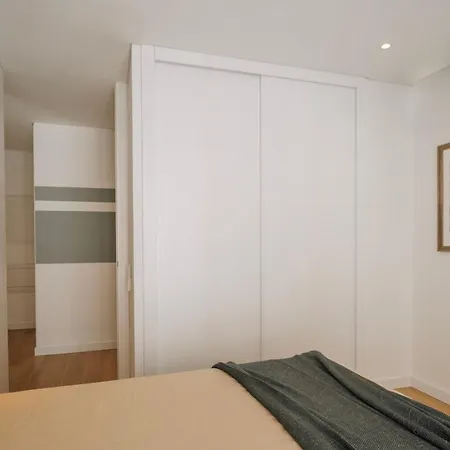 Minturno - 2 Bedrooms And Balcony In Alvalade 아파트