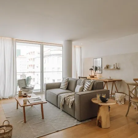 Minturno - 2 Bedrooms And Balcony In Alvalade * 리스본