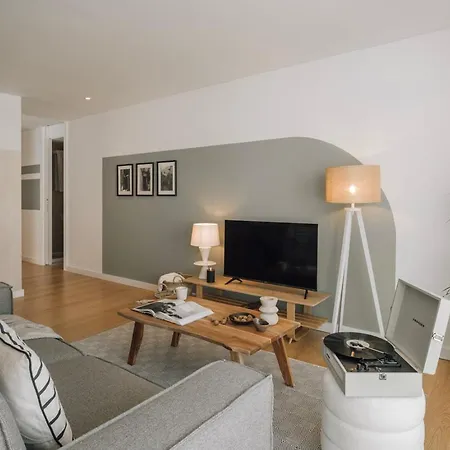 Minturno - 2 Bedrooms And Balcony In Alvalade