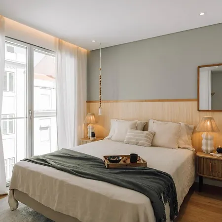 Minturno - 2 Bedrooms And Balcony In Alvalade 아파트