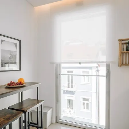Minturno - 2 Bedrooms And Balcony In Alvalade * Lissabon